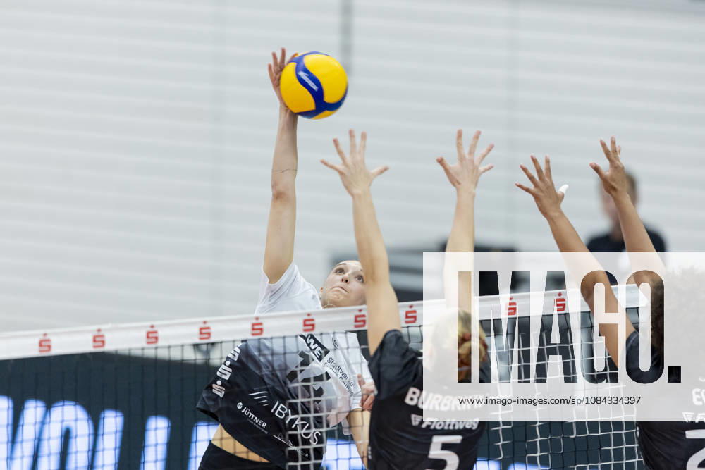 DEKRA 1st Bundesliga Women: Schwarz Weiss Erfurt vs. Rote Raben Vilsbiburg, Erfurt, October 10, 2026. Dagmar Trijntje Mourits (14, Schwarz Weiss Erfurt) vs. Nadine Burbrink (5, Rote Raben Vilsbiburg), left,bottom, and Emma Ellis 23 Rote Raben Vilsbiburg, right, bottom DEKRA 1 Women’s Bundesliga Schwarz Weiss Erfurt vs. Rote Raben Vilsbiburg Riethsporthalle, Erfurt