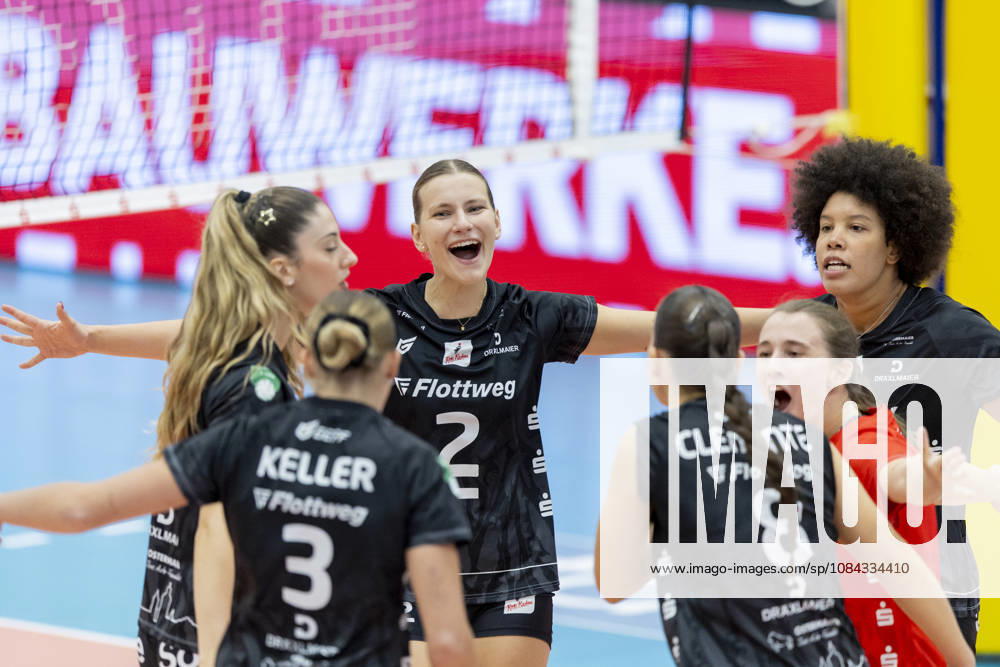 DEKRA 1 Women s Bundesliga: Schwarz Weiss Erfurt vs. Rote Raben Vilsbiburg, Erfurt, October 10, 2026. Cheers, Pia Fernau (No. 2, Rote Raben Vilsbiburg) in the center of the frame and the team; DEKRA 1 Women’s Bundesliga: Schwarz Weiss Erfurt vs. Rote Raben Vilsbiburg at Riethsporthalle, Erfurt