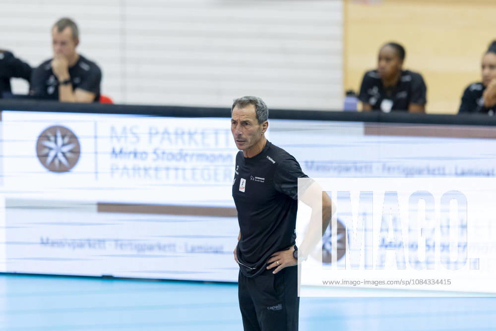 DEKRA 1st Bundesliga Women: Schwarz Weiss Erfurt vs. Rote Raben Vilsbiburg, Erfurt, October 10, 2026; Guillermo Gallardo, Coach of Rote Raben Vilsbiburg; DEKRA 1st Bundesliga Women: Schwarz Weiss Erfurt vs. Rote Raben Vilsbiburg, Riethsporthalle, Erfurt, 1October 10, 2026