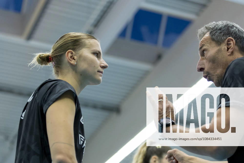 DEKRA 1st Bundesliga Women: Schwarz Weiss Erfurt vs. Rote Raben Vilsbiburg, Erfurt, October 10, 2026; Pia Fernau, No. 2, Rote Raben Vilsbiburg, and Guillermo Gallardo, coach of Rote Raben Vilsbiburg; DEKRA 1st Bundesliga Women: Schwarz Weiss Erfurt vs. Rote Raben Vilsbiburg, Riethsporthalle, Erfurt