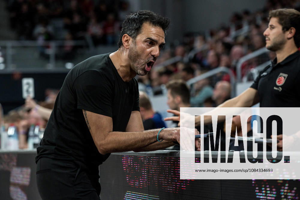 Bamberg, Germany, October 10, 2026; easyCredit BBL 2026–2027, Matchday 5; BMA365 Bamberg Baskets vs. Syntainics MBC; Pictured: Bamberg coach Jesus Ramirez gesturing on the court at the Brose Arena in Bavaria
