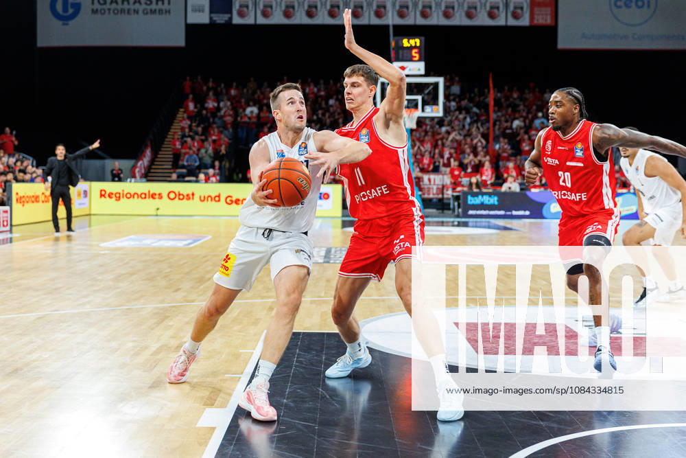 Spencer Reaves, Syntainics MBC, 31; Richard Balint, BMA365 Bamberg Baskets, 11; BMA365 Bamberg Baskets vs. Syntainics MBC, Basketball, easyCredit BBL, Matchday 5, October 10, 2026 BMA365 Bamberg Baskets vs. Syntainics MBC, Basketball, easyCredit BBL, Matchday 5, October 10, 2026 Bamberg