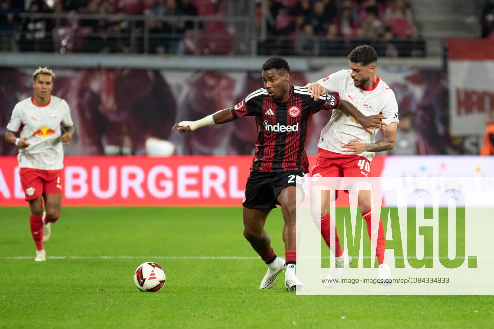1 German Bundesliga: RB Leipzig vs. Eintracht Frankfurt, October 10, 2026—Raphael Onyedika (25, Eintracht Frankfurt) vs. Romulo Cardoso da Cruz (40, RB Leipzig). LEIPZIG, GERMANY OCTOBER 10 Bundesliga match between RB Leipzig and Eintracht Frankfurt at the Red Bull Arena on Matchday 5 of the Bundesliga on October 10, 2026 in Leipzig, Germany. DFL regulations prohibit any use of photographs as image sequences and or quasi-video.