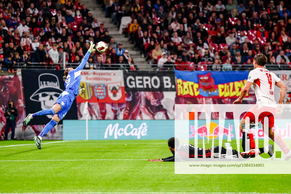 Maarten Vandevoordt (RB Leipzig, 26) reaches for the ball; Ansgar Knauff (Eintracht Frankfurt, 07) jumps and shoots while on the ground; Willi Orban (RB Leipzig), 04, GER, RB Leipzig vs. Eintracht Frankfurt, soccer, 1. Bundesliga Men, Matchday 5, 2026–2027 season, October 10, 2026—DFL regulations prohibit any use of photographs as image sequences and or quasi-video—GER, RB Leipzig vs. Eintracht Frankfurt, soccer, 1. Bundesliga Men, Matchday 5, 2026–2027 season, October 10, 2026, Leipzig