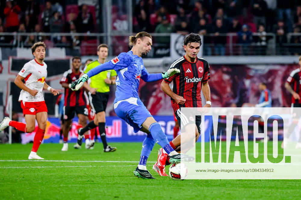 Maarten Vandevoordt, RB Leipzig, 26, on the ball, tackle, duel, battle; Can Uzun, Eintracht Frankfurt, 42, GER, RB Leipzig vs. Eintracht Frankfurt, soccer, Bundesliga 1 Men, Matchday 5, 2026–2027 season, October 10, 2026 DFL regulations prohibit any use of photographs as image sequences and or quasi-video GER, RB Leipzig vs. Eintracht Frankfurt, soccer, 1. Bundesliga Men, Matchday 5, 2026–2027 season, October 10, 2026 Leipzig