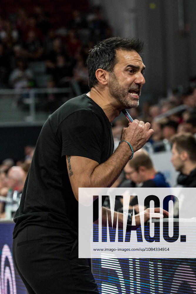 Bamberg, Germany, October 10, 2026; easyCredit BBL 2026–2027, Matchday 5; BMA365 Bamberg Baskets vs. Syntainics MBC; Pictured: Bamberg coach Jesus Ramirez gesturing on the court at Brose Arena in Bavaria