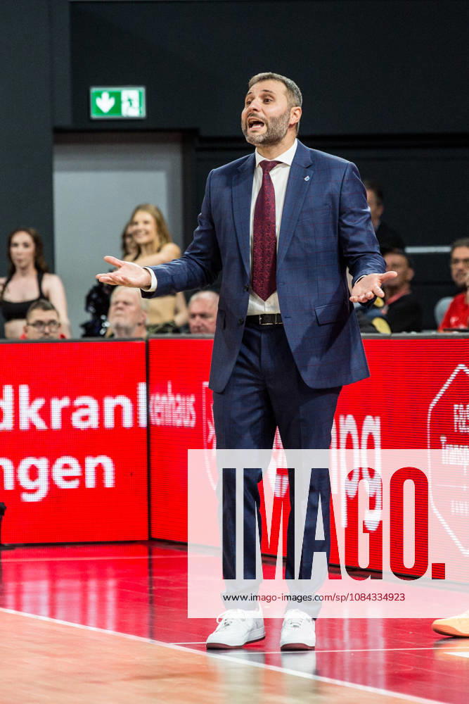 Bamberg, Germany, October 10, 2026; easyCredit BBL 2026–2027, Matchday 5; BMA365 Bamberg Baskets vs. Syntainics MBC; Pictured: Coach Vladimir Jovanovic of MBC Weißenfels gesturing with his hands at the Brose Arena in Bavaria