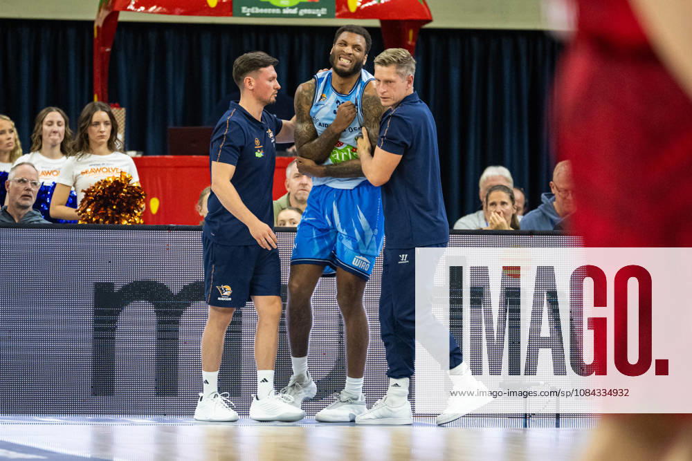 Rostock, Germany, October 10, 2026; easyCredit BBL 2026–2027, Matchday 5: Rostock Seawolves vs. Fitness First Würzburg Baskets. Pictured: Todd Withers of the Rostock Seawolves is forced to leave the game due to injury.