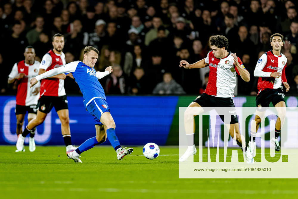ROTTERDAM: AZ Alkmaar midfielder Peer Koopmeiners and SC Feyenoord Rotterdam forward Nacho Ferri during the Vriendenloterij Eredivisie match between Feyenoord and AZ at De Kuip on October 10, 2026, in Rotterdam, the Netherlands. Photo by DeFodi Images