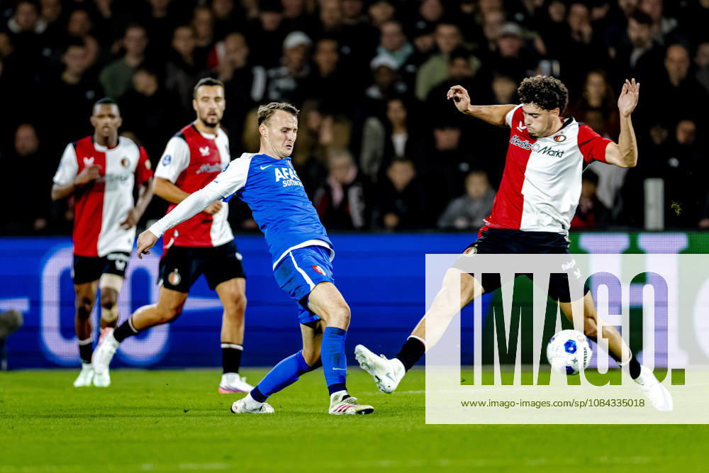 ROTTERDAM: AZ Alkmaar midfielder Peer Koopmeiners and SC Feyenoord Rotterdam forward Nacho Ferri during the Vriendenloterij Eredivisie match between Feyenoord and AZ at De Kuip on October 10, 2026, in Rotterdam, the Netherlands. Photo by DeFodi Images