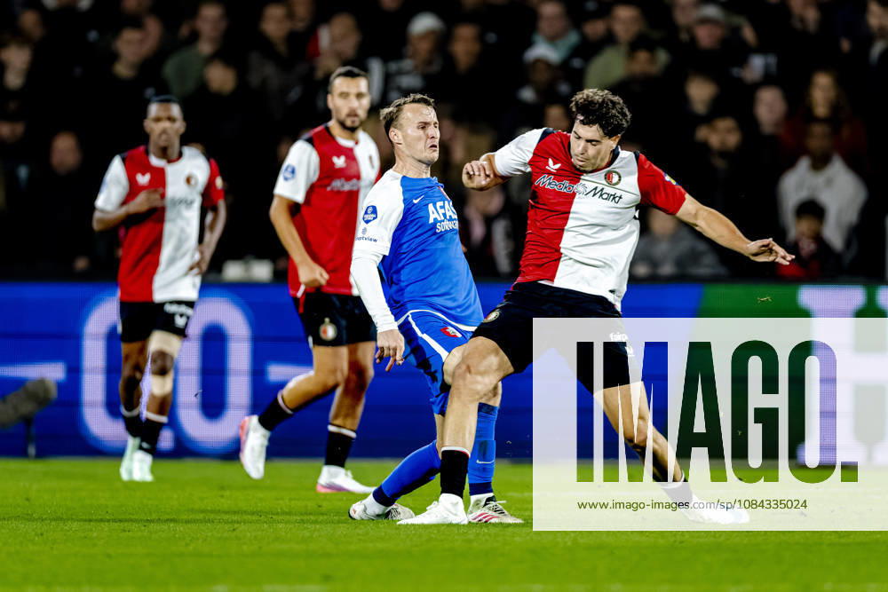 ROTTERDAM AZ Alkmaar midfielder Peer Koopmeiners and SC Feyenoord Rotterdam forward Nacho Ferri during the Vriendenloterij Eredivisie match between Feyenoord and AZ at De Kuip on October 10, 2026, in Rotterdam, the Netherlands. Photo by DeFodi Images