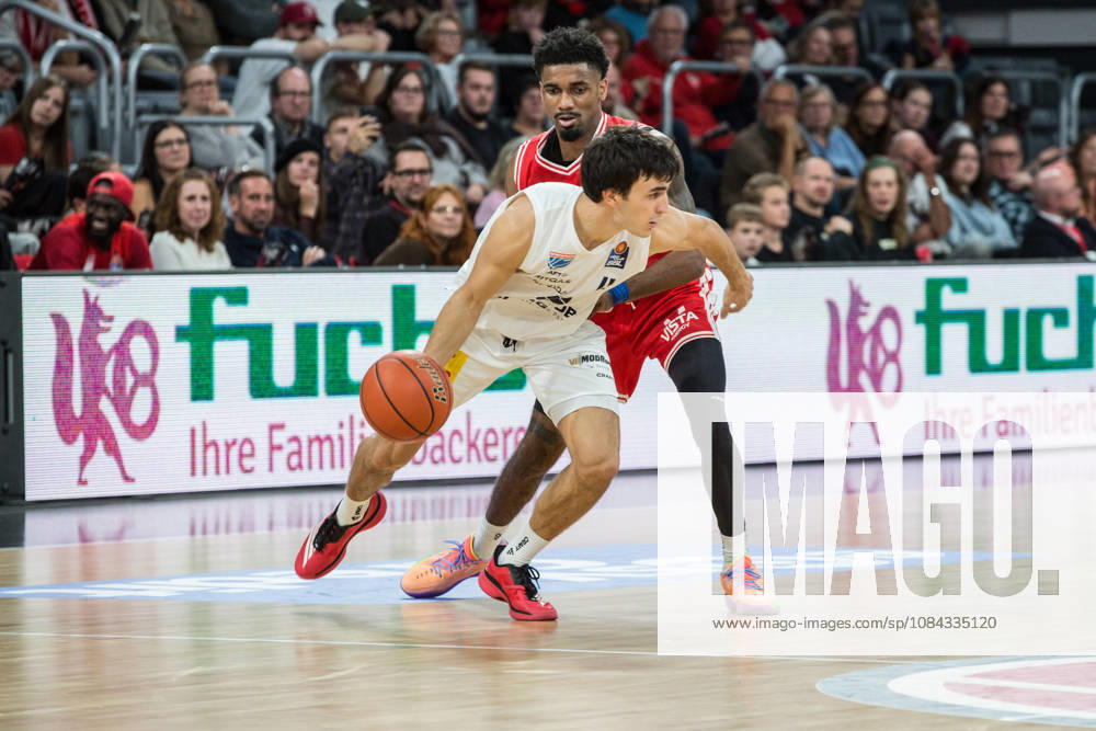 Bamberg, Germany, October 10, 2026; easyCredit BBL 2026–2027, Matchday 5; BMA365 Bamberg Baskets vs. Syntainics MBC; Pictured: Anthony Gaines of MBC Weißenfels and Mylik Wilson of Bamberg in a one-on-one battle; Brose Arena, Bavaria
