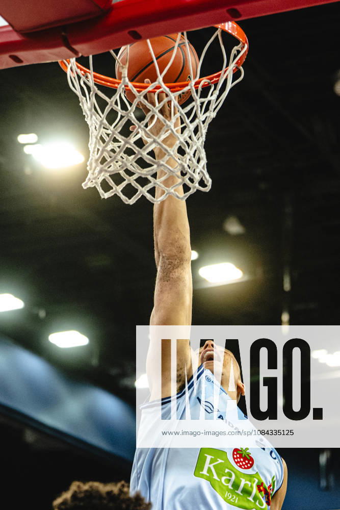 Rostock, Germany, October 10, 2026; easyCredit BBL 2026–2027, Matchday 5: Rostock Seawolves vs. Fitness First Würzburg Baskets. Pictured: Robin Amaize of the Rostock Seawolves making a dunk.