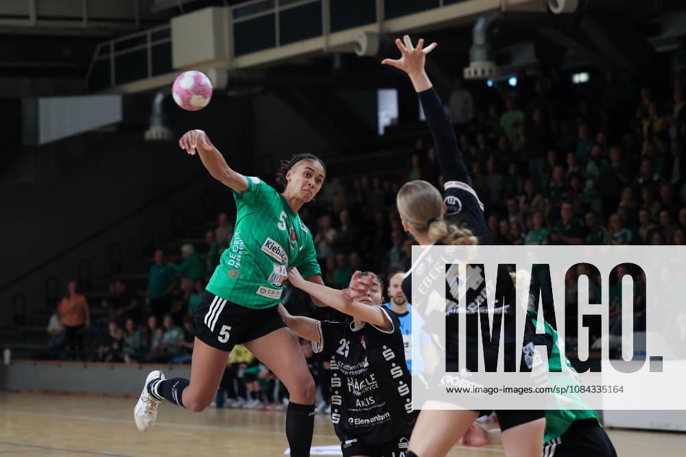 Reinickendorfer Füchse Women vs. SG Nürtingen Zizishausen, Matchday 5, 2nd Bundesliga, HBF, Handball, Sömmeringhalle, Naomi Conze of the Reinickendorfer Füchse Women, No. 05, shoots the ball, Berlin, Berlin, Germany
