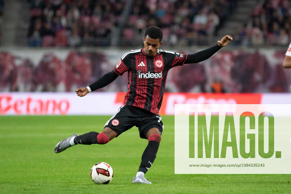 1 Bundesliga RB Leipzig vs. Eintracht Frankfurt October 10, 2026 Ansgar Knauff 7, Eintracht Frankfurt Takes a Shot LEIPZIG, GERMANY OCTOBER 10 Bundesliga match between RB Leipzig and Eintracht Frankfurt at the Red Bull Arena on Matchday 5 of the 1. Bundesliga on October 10, 2026 in Leipzig, Germany. DFL regulations prohibit any use of photographs as image sequences and or quasi-video.