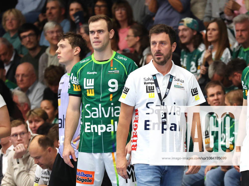 Germany, Göppingen, Opel HBL Bundesliga Handball, FRISCH AUF Göppingen vs. SG BBM Bietigheim, from left: Max Beneke (FAG), FAG Coach Ben Matschke