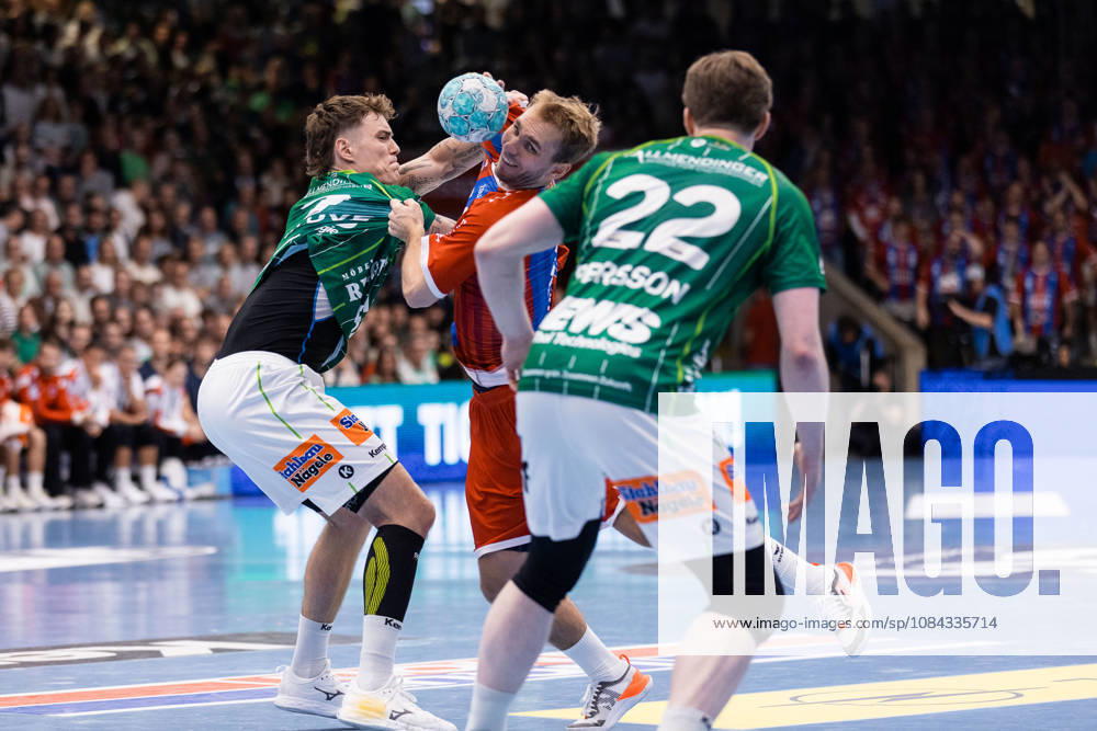 Mathias Rohde LARSON of SG BBM Bietigheim, No. 44, in a one-on-one battle against Victor KLOEVE of FRISCH AUF Goeppingen, No. 07, GER, FRISCH AUF Goeppingen vs. SG BBM Bietigheim, Handball, Bundesliga, OPEL HBL, Matchday 8, 2026–2027 season, October 10, 2026, GER, FRISCH AUF Goeppingen vs. SG BBM Bietigheim, Handball, Bundesliga, OPEL HBL, Matchday 8, 2026–2027 season, October 10, 2026, Goeppingen