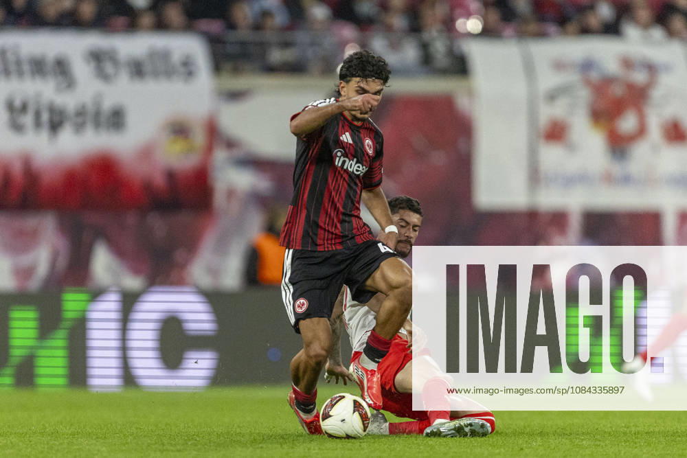 GER, Leipzig, Fussball, Bundesliga, 5. Spieltag, RB Leipzig vs. Eintracht Frankfurt im Bild v.l.: Can Uzun (Eintracht Frankfurt 42), Romulo Cardoso (RB Leipzig 40), Zweikampf 10.10.2026, Red-Bull Arena Leipzig DFL DFB REGULATIONS PROHIBIT ANY USE OF PHOTOGRAPHS AS IMAGE SEQUENCES AND OR QUASI-VIDEO, Leipzig Red-Bull Arena Sachsen Germany
