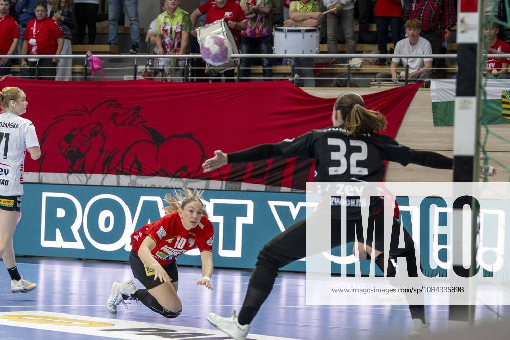 Alsco Women s Handball Bundesliga, 2026–2027 Season: SV Union Halle Neustadt vs. BSV Sachsen Zwickau, Halle, Germany, September 9, 2026. Pictured, from left: Viktoria Marksteiner (Halle) and goalkeeper Alexandra Humpert (Zwickau). Halle an der Saale, SWH Arena, Saxony-Anhalt, Germany