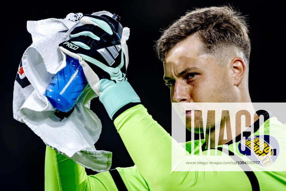 ROTTERDAM SC Feyenoord Rotterdam goalkeeper Tjark Ernst during the Vriendenloterij Eredivisie match between Feyenoord and AZ at De Kuip on October 10, 2026, in Rotterdam, Netherlands. Photo by DeFodi Images