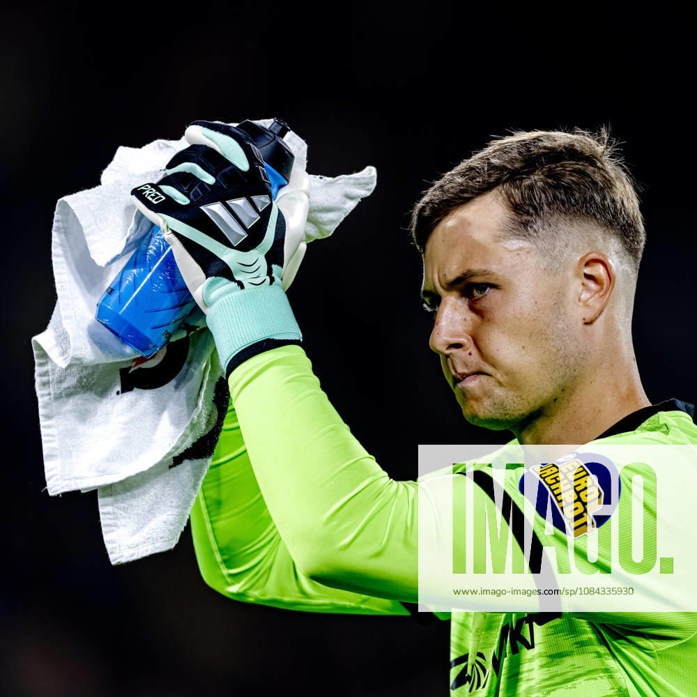 ROTTERDAM SC Feyenoord Rotterdam goalkeeper Tjark Ernst during the Vriendenloterij Eredivisie match between Feyenoord and AZ at De Kuip on October 10, 2026, in Rotterdam, Netherlands. Photo by DeFodi Images