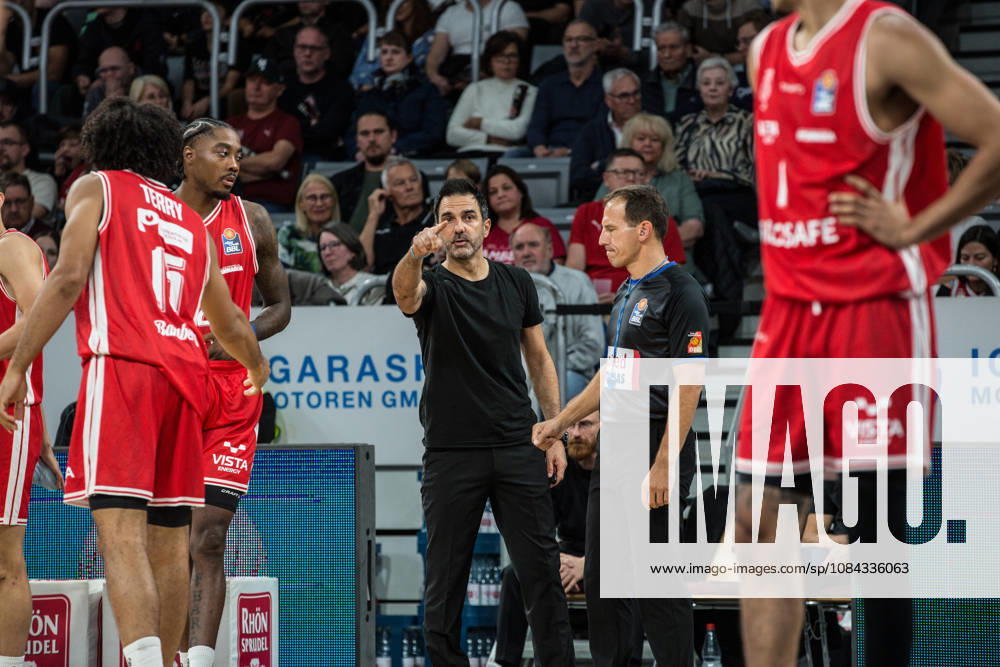 Bamberg, Germany, October 10, 2026; easyCredit BBL 2026–2027, Matchday 5; BMA365 Bamberg Baskets vs. Syntainics MBC; Pictured: Coach Jesus Ramirez of Bamberg pointing at his team; Brose Arena, Bavaria
