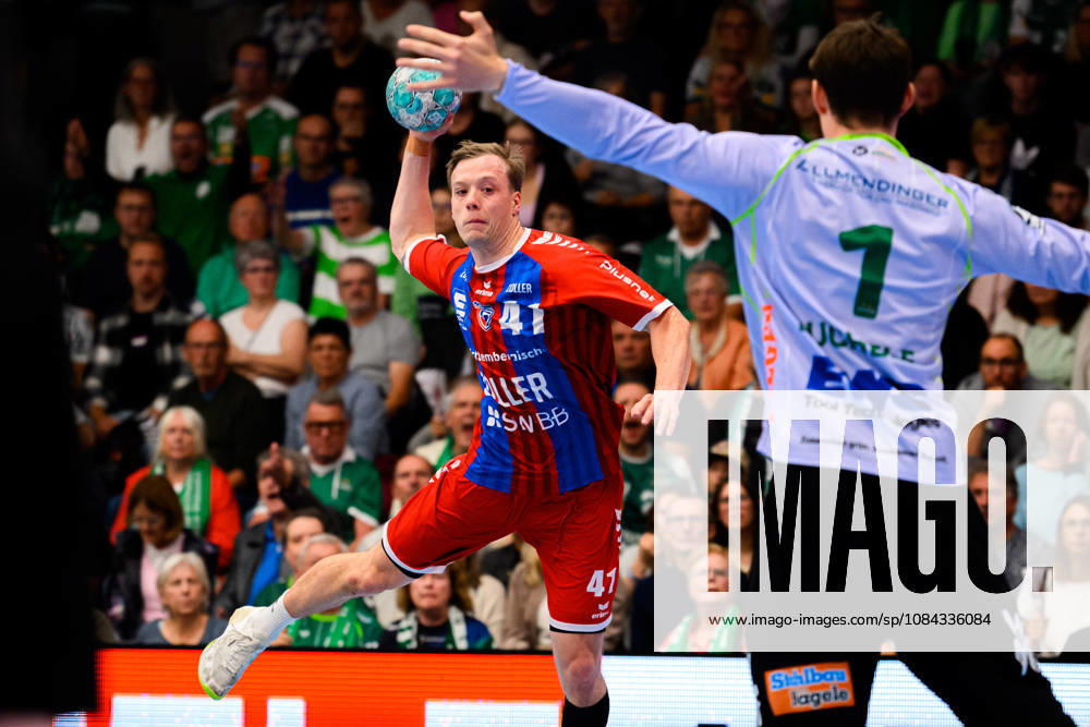 Göppingen HBL 26 27 Frisch Auf Göppingen SG BBM Bietigheim (from left): Till Hermann (Bietigheim), goalkeeper Julian Buchele (Göppingen); Göppingen EWS Arena, Baden-Württemberg, Germany