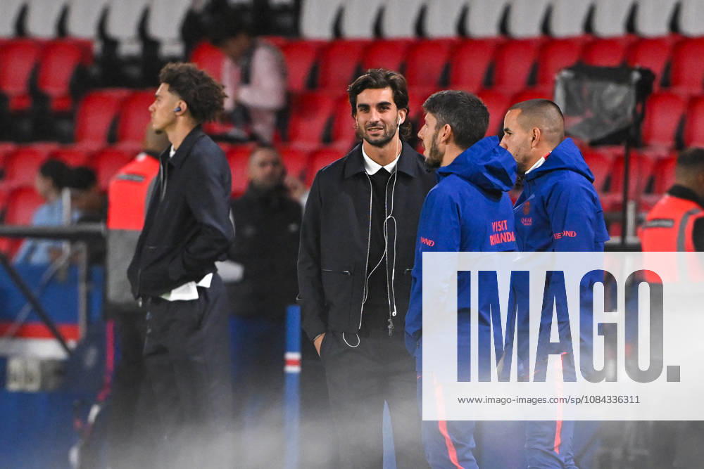 Paris Saint-Germain v Le Mans FC - Ligue 1 McDonald s 2026 2027 Guillem Hernandez FOLGUERA Assitant coach of Paris, Borja ALVAREZ BUEDO assistant coach of Paris, Ferran TORRES of Paris Saint-Germain and Maghnes AKLIOUCHE of Paris during Ligue 1 McDonald s match between Paris and Le Mans at Parc des Princes on October 10, 2026 in Paris, France. Paris France