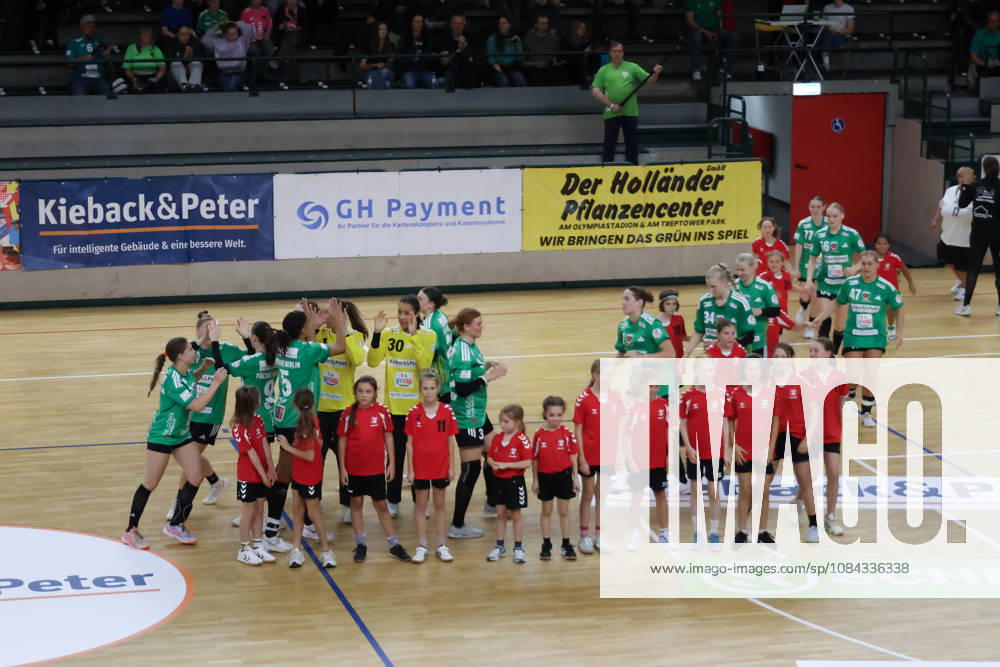 Reinickendorfer Füchse Women vs. SG Nürtingen Zizishausen, Matchday 5, 2nd Bundesliga, HBF, Handball, Sömmeringhalle; Füchse Berlin take the court, Berlin, Germany