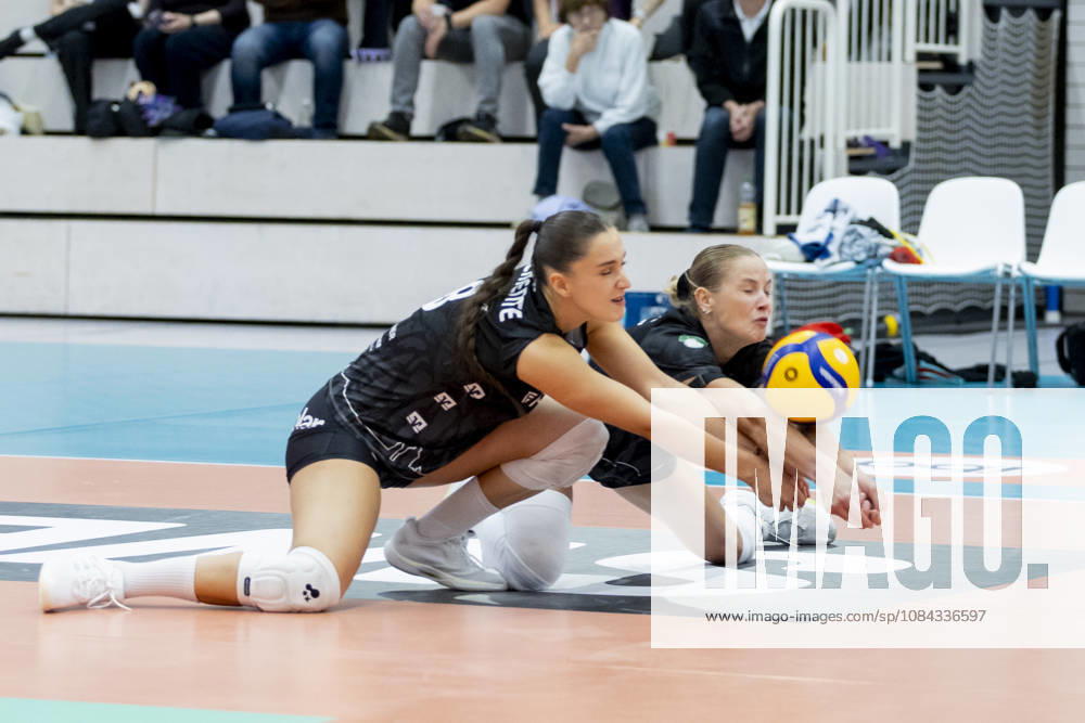 DEKRA 1st Bundesliga Women: Schwarz Weiss Erfurt vs. Rote Raben Vilsbiburg, Erfurt, October 10, 2026. Alice Clemente (8, Rote Raben Vilsbiburg) on the left and Luisa Keller (3, Rote Raben Vilsbiburg) on the right. DEKRA 1st Bundesliga Women: Schwarz Weiss Erfurt vs. Rote Raben Vilsbiburg, Riethsporthalle, Erfurt