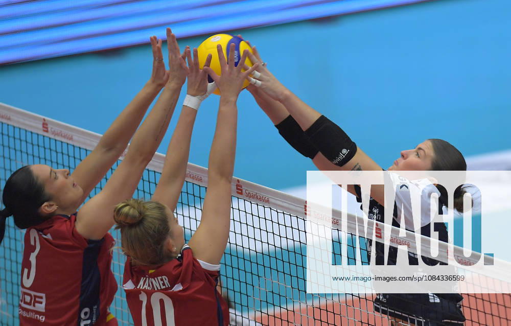 Dresden s Mackenzie Foley and Stuttgart s Jasmine Gros and Pia Kästner at the net, volleyball, 1st Bundesliga, Dresdner SC vs. Allianz Stuttgart, c Dresden