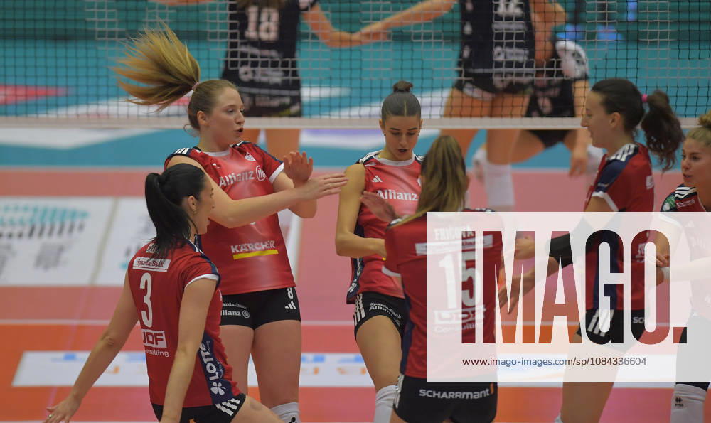 Celebrations in Stuttgart; on the left, Eleanor Holthaus, volleyball, 1st Bundesliga, Dresdner SC MTV Allianz Stuttgart, c Dresden