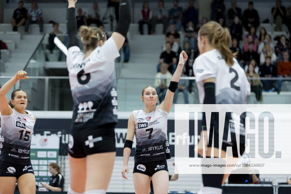 DEKRA 1st Bundesliga Women: Schwarz Weiss Erfurt vs. Rote Raben Vilsbiburg, Erfurt, October 10, 2026. Cheers, Alix de Micheli 15 of Schwarz Weiss Erfurt (left) and Teresa Ziegenbalg 7 of Schwarz Weiss Erfurt with the team DEKRA Women’s Bundesliga Schwarz Weiss Erfurt vs. Rote Raben Vilsbiburg at Riethsporthalle in Erfurt