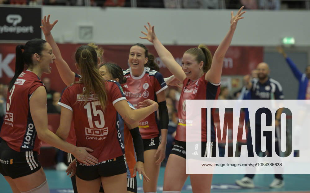 Jubilation in Stuttgart, re: Eleanor Holthaus and Konstantin Bitter, Volleyball, 1st Bundesliga, Dresdner SC MTV Allianz Stuttgart, c Dresden