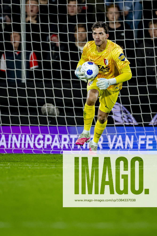 ROTTERDAM AZ Alkmaar goalkeeper Jari De Busser during the Vriendenloterij Eredivisie match between Feyenoord and AZ at De Kuip on October 10, 2026, in Rotterdam, the Netherlands. Photo by DeFodi Images