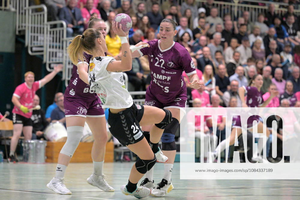 Ida Petzold (TusSies Metzingen, No. 08) and Gabriela Clausson Bitolo (TusSies Metzingen, No. 22) against Angela Stefania Stoica (SCM Ramnicu Valcea, No. 24) in action: TusSies Metzingen vs. SCM Ramnicu Valcea, Handball, EHF, European League Qualification Second Leg, 2026–2027 Season, October 10, 2026, TusSies Metzingen vs. SCM Ramnicu Valcea, Handball, EHF, Europa League Qualification Second Leg, 2026–2027 Season, October 10, 2026, Metzingen