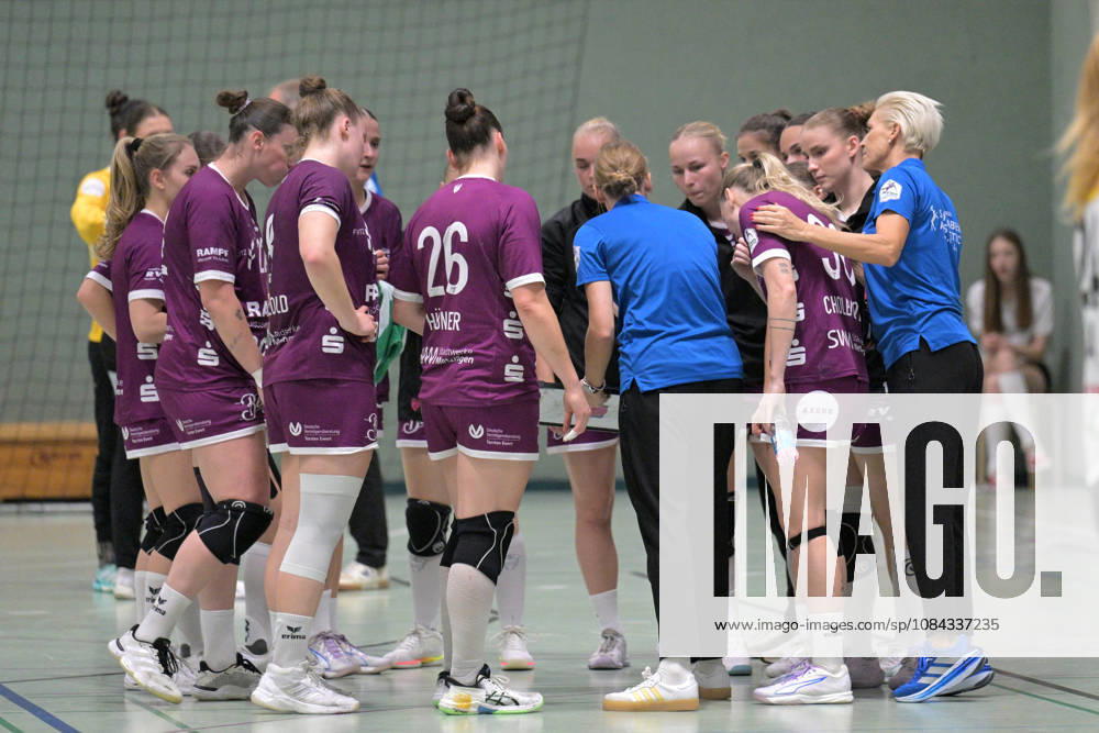 Miriam Hirsch, TusSies Metzingen, assistant coach during the timeout in the TusSies Metzingen vs. SCM Ramnicu Valcea game, handball, EHF, Europa League Qualification Second Leg, 2026–2027 season, October 10, 2026, TusSies Metzingen vs. SCM Ramnicu Valcea, Handball, EHF, Europa League Qualification Second Leg, 2026–2027 Season, October 10, 2026, Metzingen