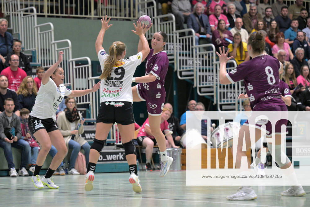 Santina Sabatnig of TusSies Metzingen, No. 18, with the ball against Amalie Wulff Nielsen of SCM Ramnicu Valcea, No. 11, and Zoe Sprengers of SCM Ramnicu Valcea, No. 19; TusSies Metzingen vs. SCM Ramnicu Valcea, Handball, EHF, European League Qualification Second Leg, 2026–2027 Season, October 10, 2026, TusSies Metzingen vs. SCM Ramnicu Valcea, Handball, EHF, Europa League Qualification Second Leg, 2026–2027 Season, October 10, 2026, Metzingen