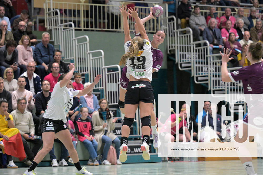 Santina Sabatnig of TusSies Metzingen, No. 18, with the ball against Amalie Wulff Nielsen of SCM Ramnicu Valcea, No. 11, and Zoe Sprengers of SCM Ramnicu Valcea, No. 19; TusSies Metzingen vs. SCM Ramnicu Valcea, Handball, EHF, European League Qualification Second Leg, 2026–2027 Season, October 10, 2026, TusSies Metzingen vs. SCM Ramnicu Valcea, Handball, EHF, Europa League Qualification Second Leg, 2026–2027 Season, October 10, 2026, Metzingen
