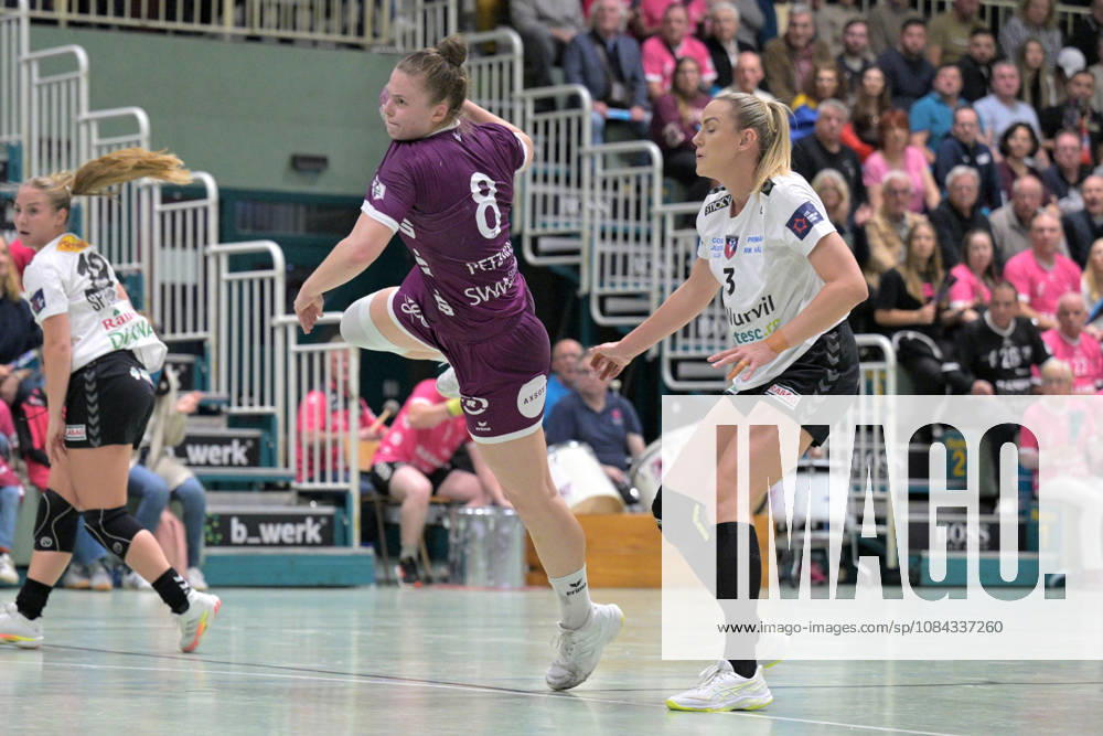 Ida Petzold (TusSies Metzingen), No. 08, takes the ball against Emilie Hegh Arntzen (SCM Ramnicu Valcea), 03 TusSies Metzingen vs. SCM Ramnicu Valcea, Handball, EHF, Europa League Qualification Second Leg, 2026–2027 Season, October 10, 2026, TusSies Metzingen vs. SCM Ramnicu Valcea, Handball, EHF, Europa League Qualification Second Leg, 2026–2027 Season, October 10, 2026, Metzingen