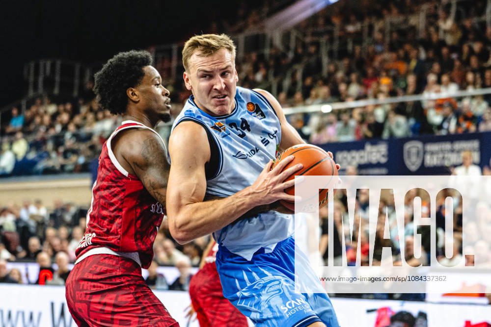 Rostock, Germany, October 10, 2026, easyCredit BBL 2026–2027, Game Day 5: Rostock Seawolves vs. Fitness First Würzburg Baskets. Pictured, from left, in a one-on-one battle: Eddie Colbert III of the Fitness First Würzburg Baskets and Artur Konontsuk of the Rostock SeawolvesVES