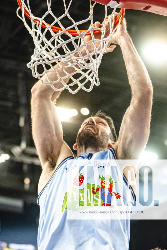 Rostock, Germany, October 10, 2026; easyCredit BBL 2026–2027, Matchday 5: Rostock Seawolves vs. Fitness First Würzburg Baskets. Pictured: Owen Klassen of the Rostock Seawolves hanging from the rim.