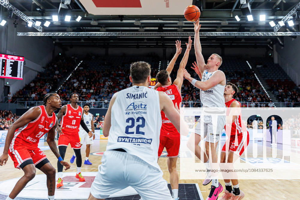 Richard Balint, BMA365 Bamberg Baskets, 11; Collin Welp, Syntainics MBC, 40; BMA365 Bamberg Baskets vs. Syntainics MBC, Basketball, easyCredit BBL, Matchday 5, October 10, 2026 BMA365 Bamberg Baskets vs. Syntainics MBC, Basketball, easyCredit BBL, Matchday 5, October 10, 2026 Bamberg