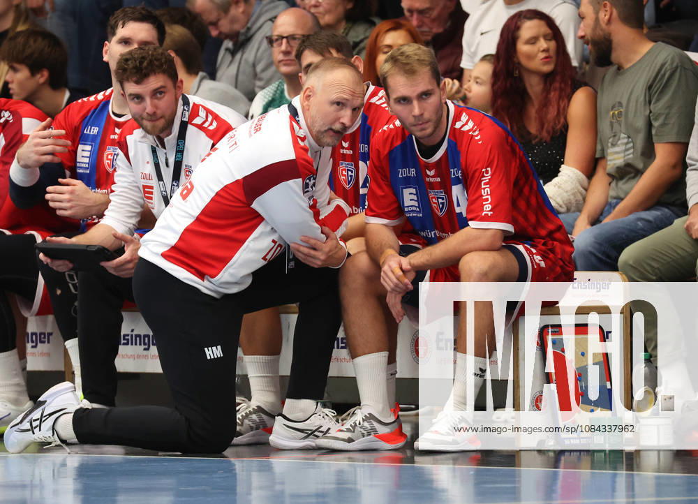 Germany, Göppingen, Opel HBL Bundesliga Handball, FRISCH AUF Göppingen vs. SG BBM Bietigheim, from left: BBM Coach Hartmut Mayerhoffer, Mathias Larson (BBM)