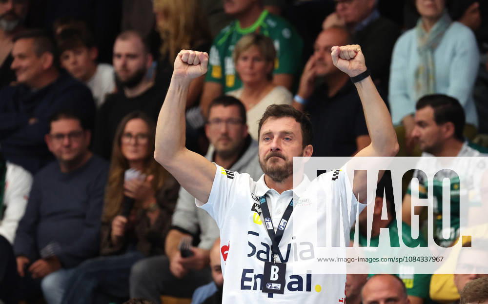 Germany, Göppingen, Opel HBL Bundesliga Handball, FRISCH AUF Göppingen vs. SG BBM Bietigheim, FAG Coach Ben Matschke, celebrating, cheering, clenching his fists, fist