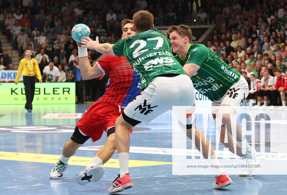 Germany, Göppingen, Opel HBL Bundesliga Handball, FRISCH AUF Göppingen vs. SG BBM Bietigheim, from left: Nikola Vlahovic (BBM), Oskar Sunnefeldt (FAG)