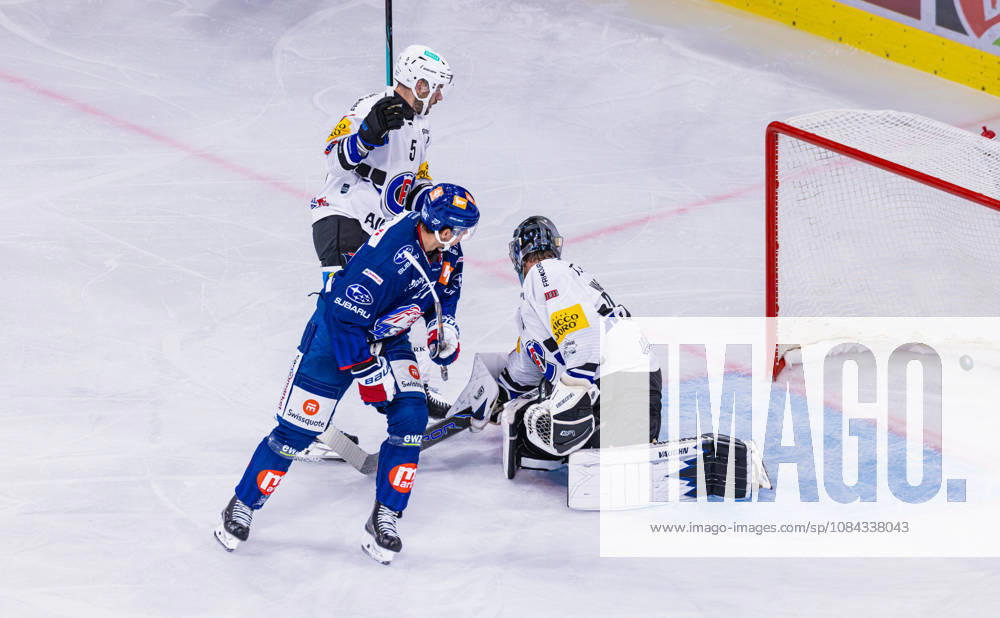 Ice Hockey National League Regular Season: ZSC Lions vs. HC Fribourg, Zurich, Switzerland, October 10, 2026. 4:27: Derek Grant of the ZSC Lions sees the puck behind goaltender 35 Ludovic Waeber; Fribourg defenseman 5 Simon Seiler has no chance.