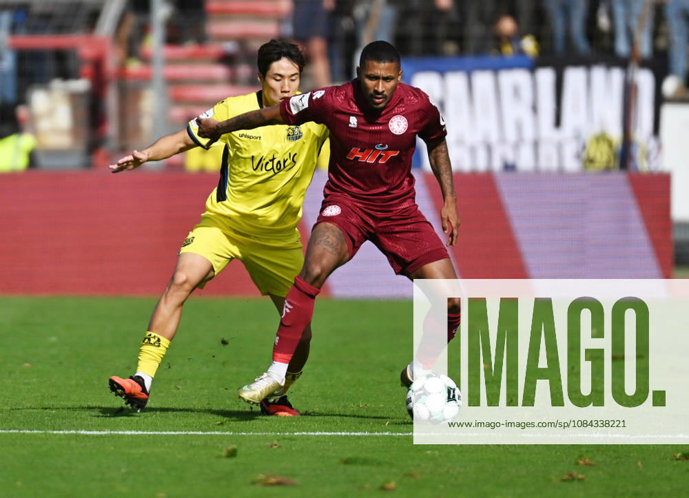 Soccer 3rd Division, Fortuna Cologne vs. Saarbrücken: Seungjoon Lee (Saarbrücken, left) and Florian Heister (Fortuna Cologne, right)