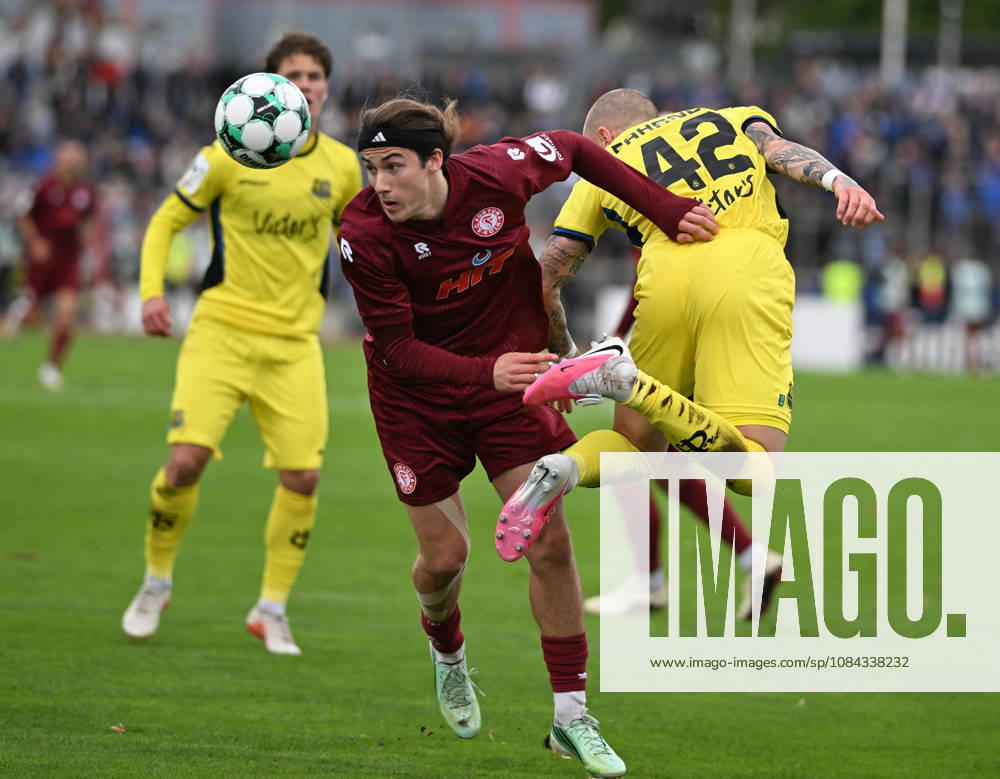 Soccer 3rd Division, Fortuna Cologne vs. Saarbrücken: Philip Fahrner (Saarbrücken, right) and Bennet Bröger (Fortuna Cologne, left)