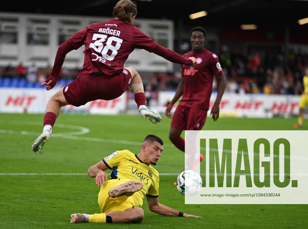 Soccer 3rd Division, Fortuna Cologne vs. Saarbrücken, Mladen Cvjetinovic (Saarbrücken), bottom; Bennet Bröger (38), Fortuna Cologne, top; Cologne